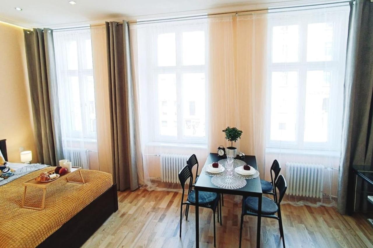 Centrally Located Studio Apartment Riga Exterior foto